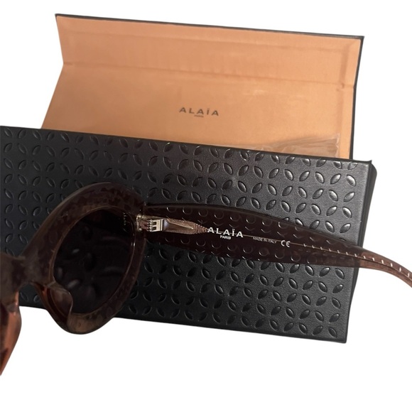 Azzedine Alaia Rose Round Sunglasses - Picture 4 of 8